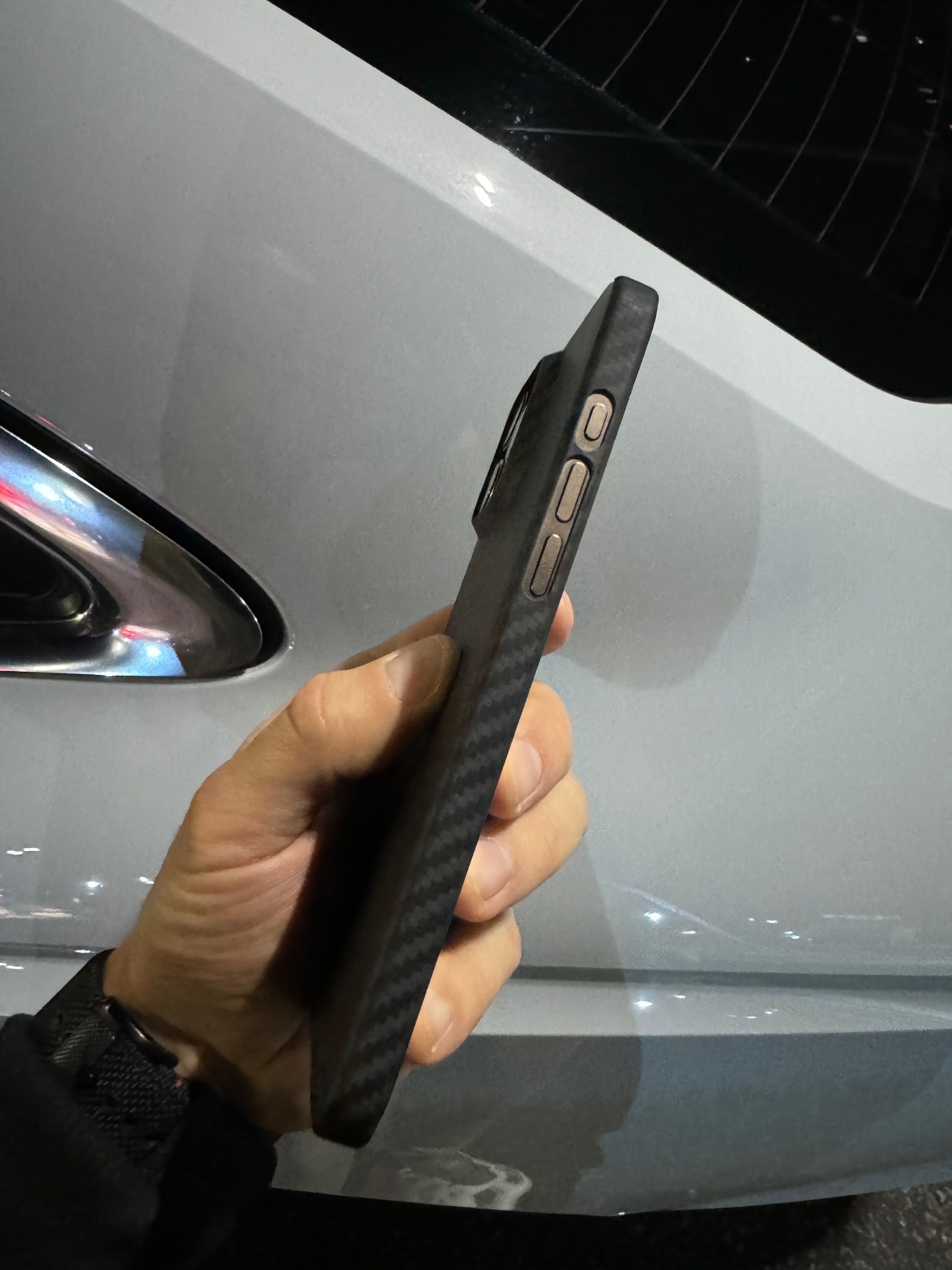 Ультратонкий карбоновый чехол iPhone 16 Pro Max