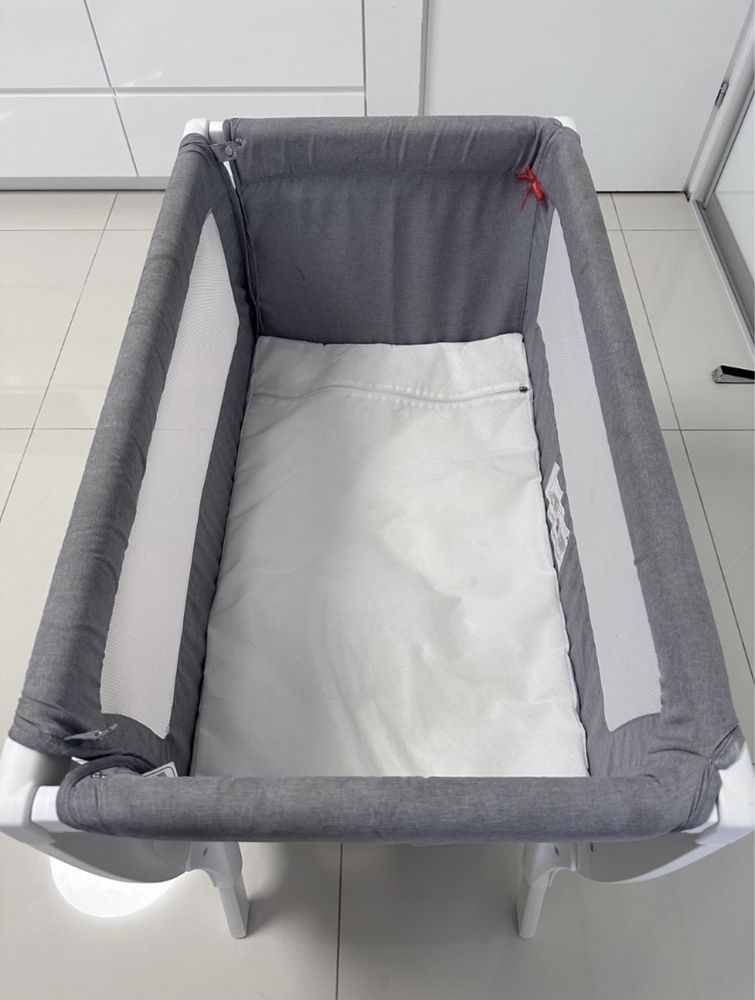 Łóżeczko dostawne dla niemowlaka Shnuggle Air bedside crib strone