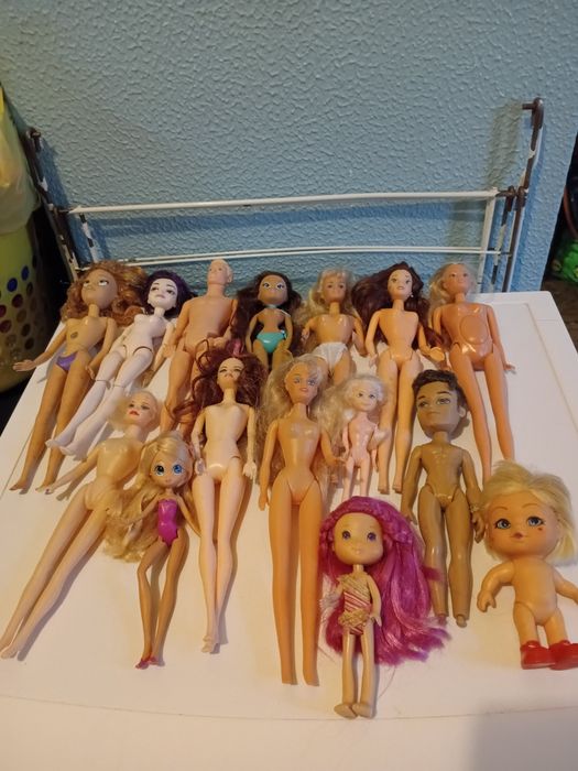 Conjunto de 15 bonecas Barbie variadas.

- Bonecas de diferentes model