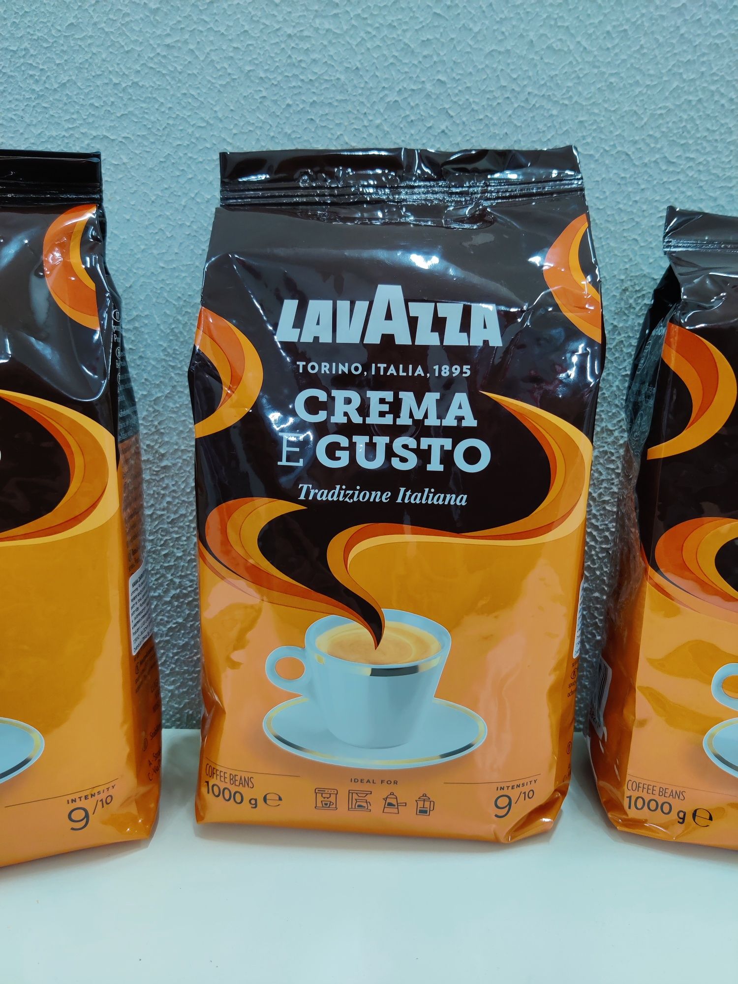 Кофе в зернах Lavazza CREMA E Gusto. Tradizione Italiano. Италия.