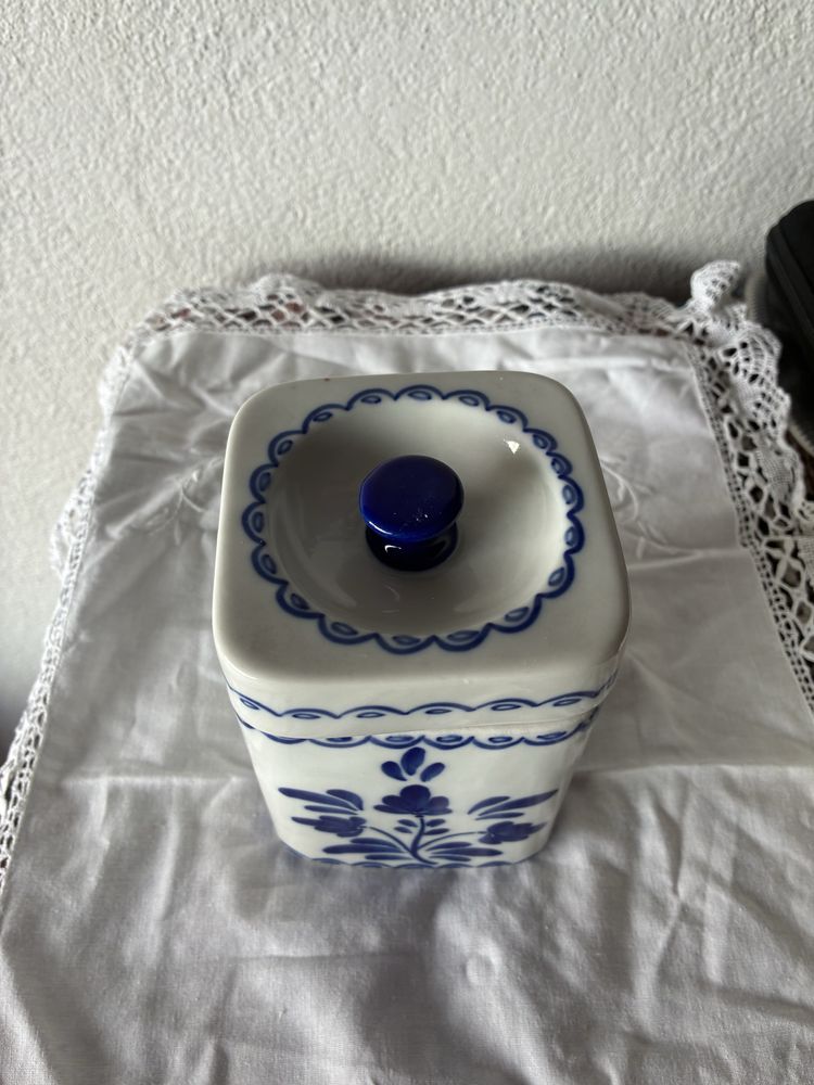 Peça de loiça de Viana do Castelo pintada a mão