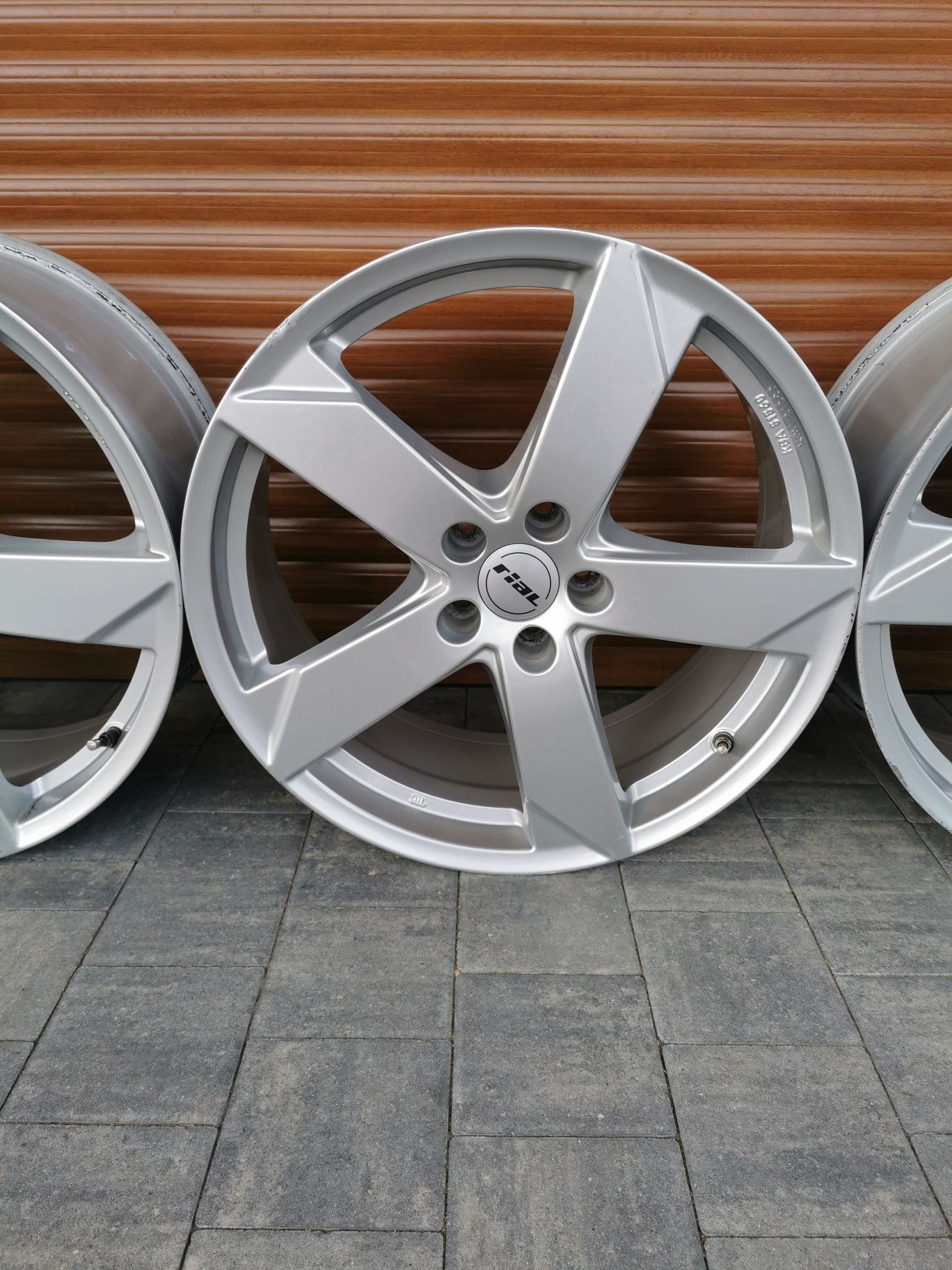 Srebrne Felgi19'' 5x108 ET42.5 8.0J Ford Volvo Jaguar Land Rover