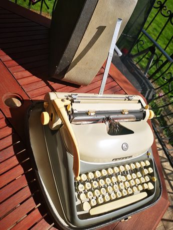 Maszyna do pisania - anologowa. Sprawna.