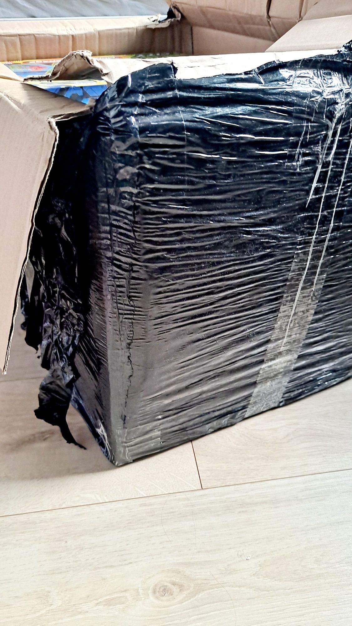 Box z zabawkami, zabawki