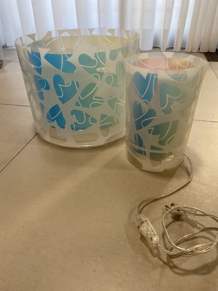 Candeeiro de teto e mesa de cabeceira quarto menina