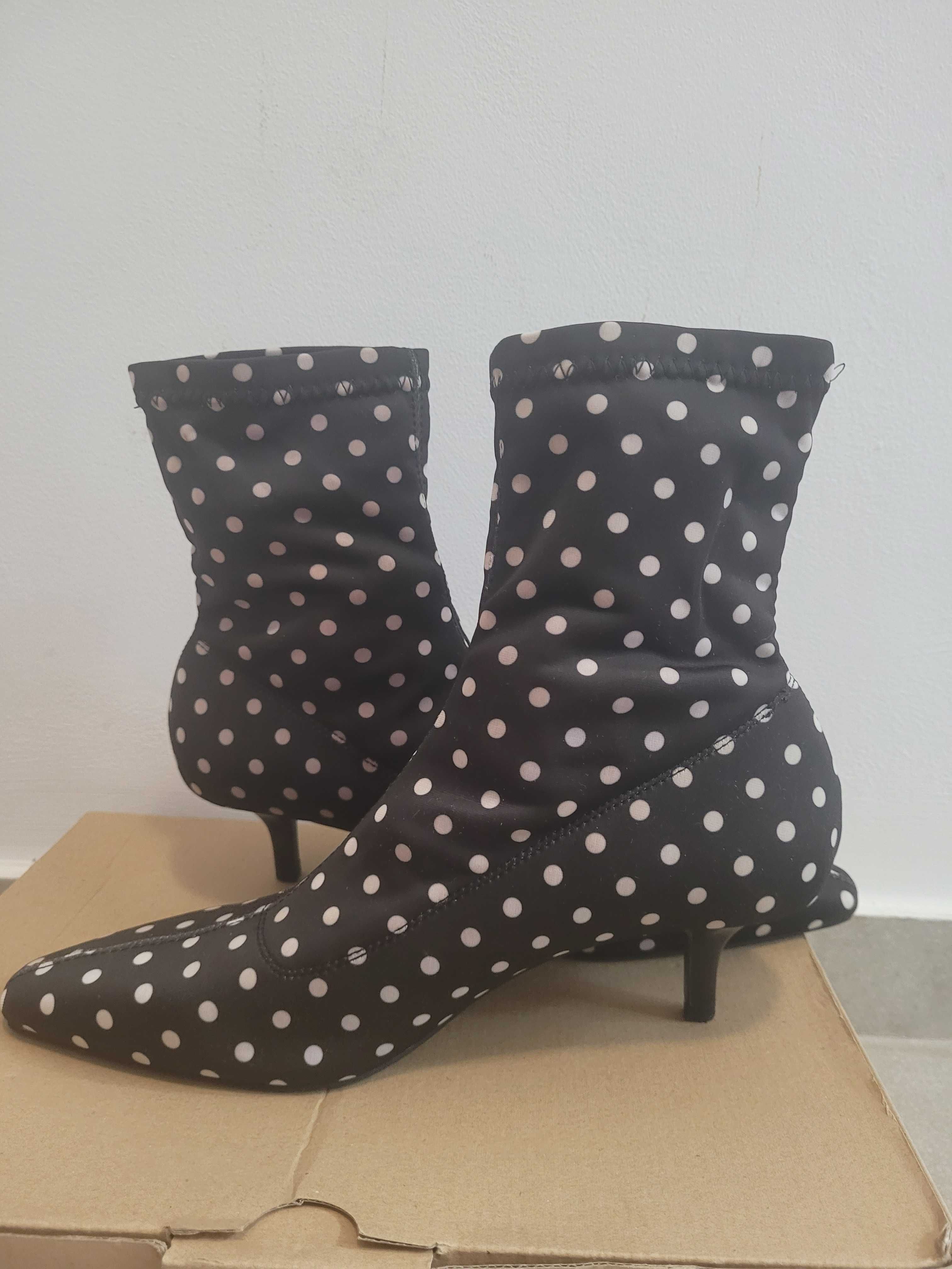 Bota preta com bolinhas brancas Zara tamanho 36