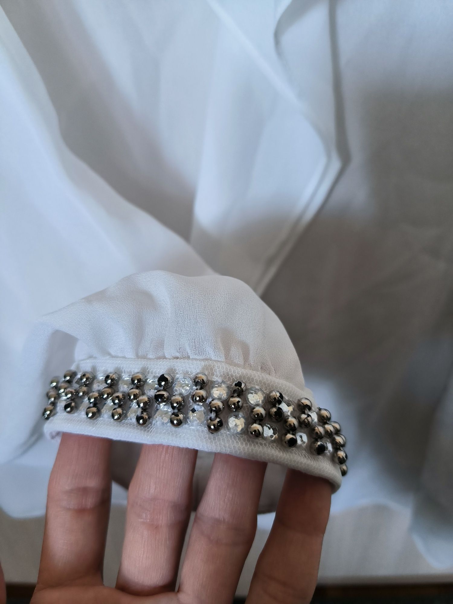 Блузи білі на L XL та спідниця