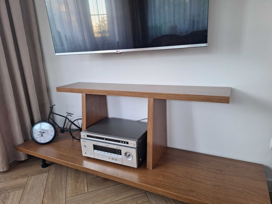 Półka pod telewizor