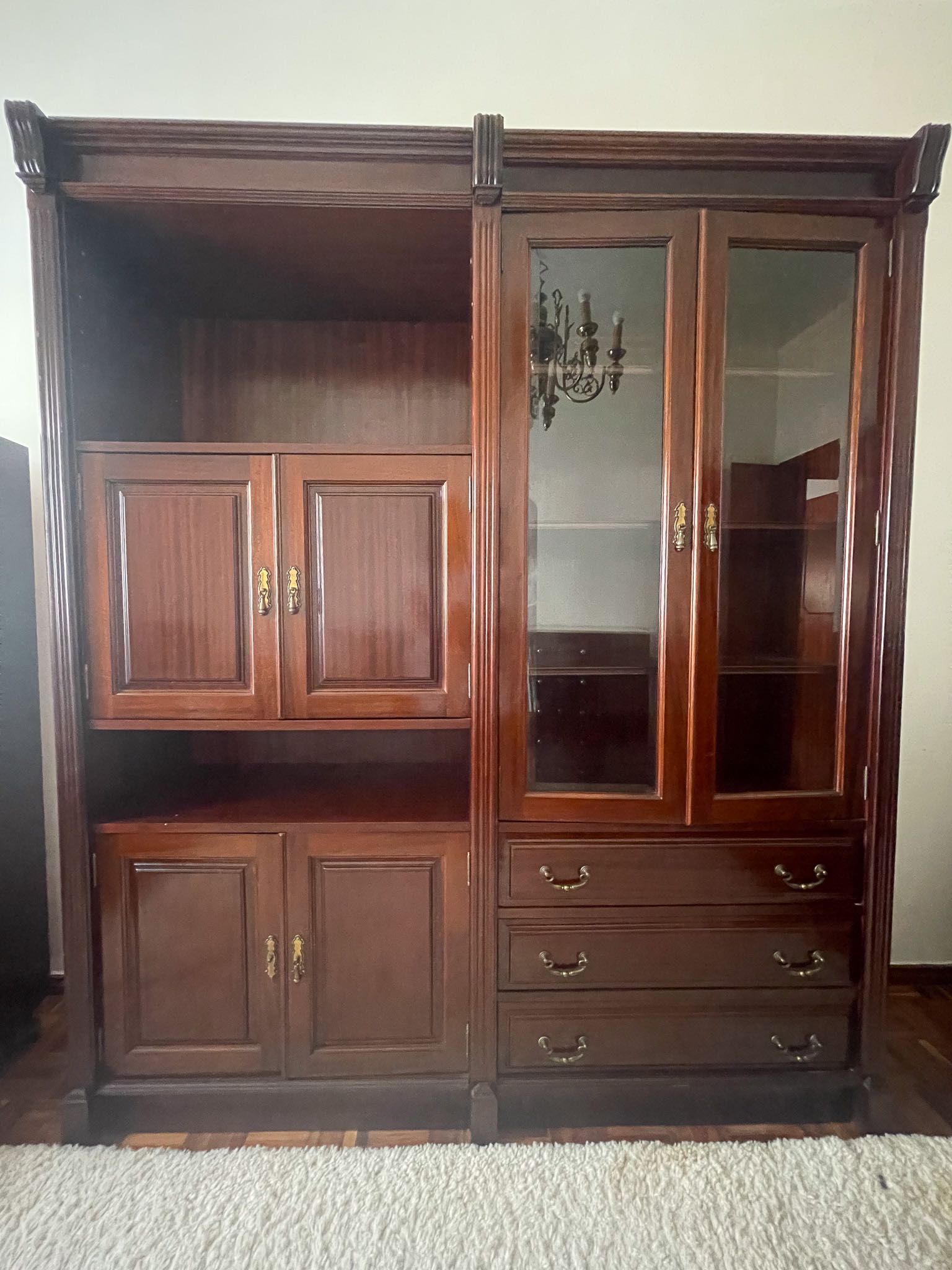 Móvel de sala em madeira com vitrine, gavetas e armários