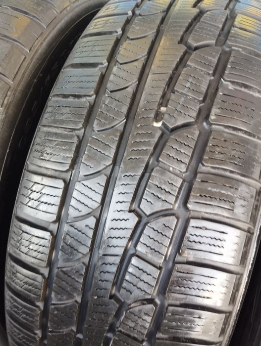 Пара зимових шин Nokian 235/65/17