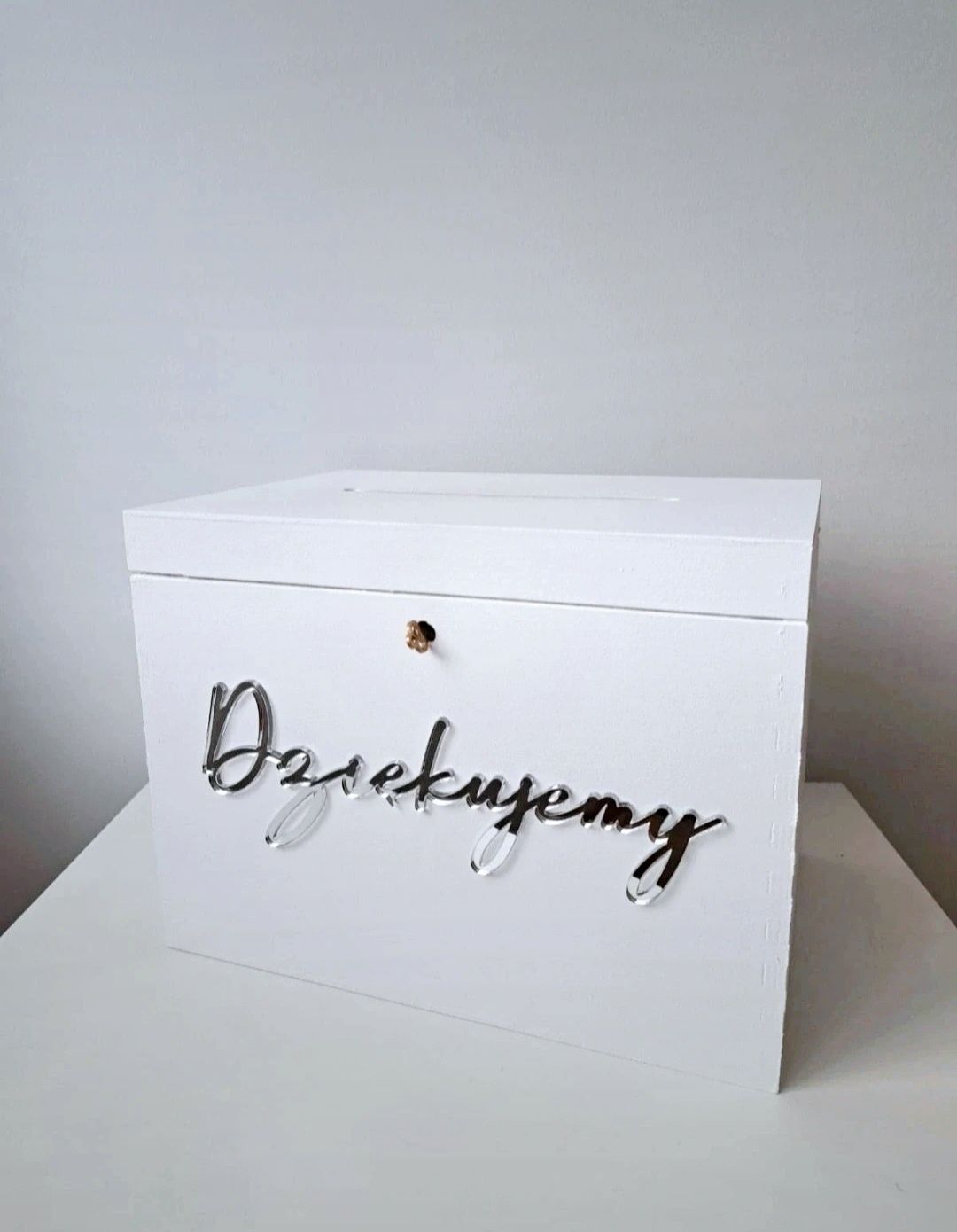 Białe pudełko na koperty zamykane lustrzane srebrne napisy pleksi ślub