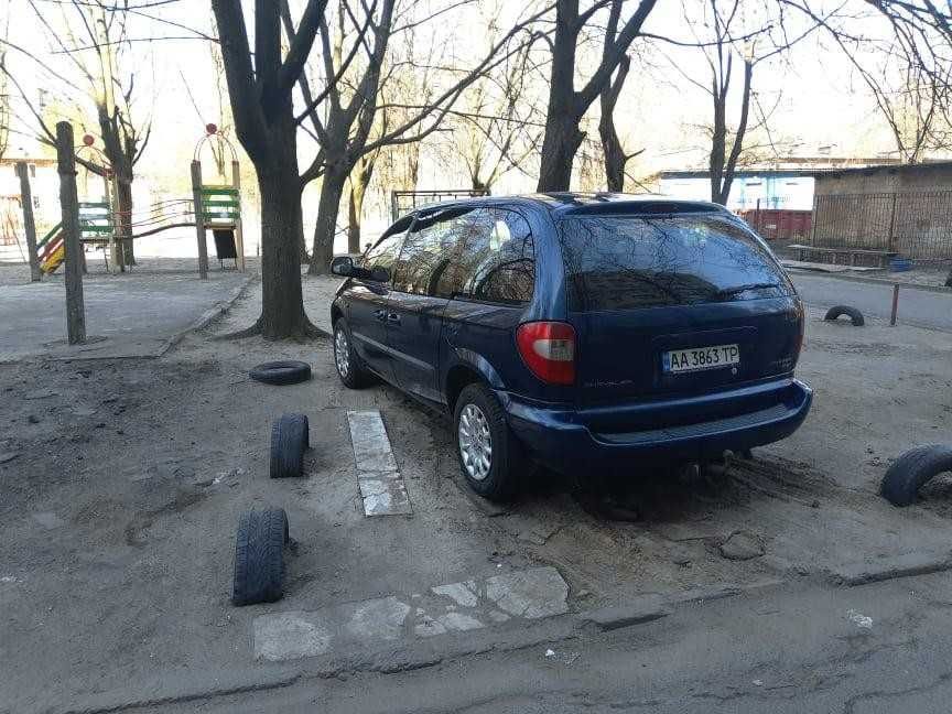 Автомобіль Chrysler Voyager