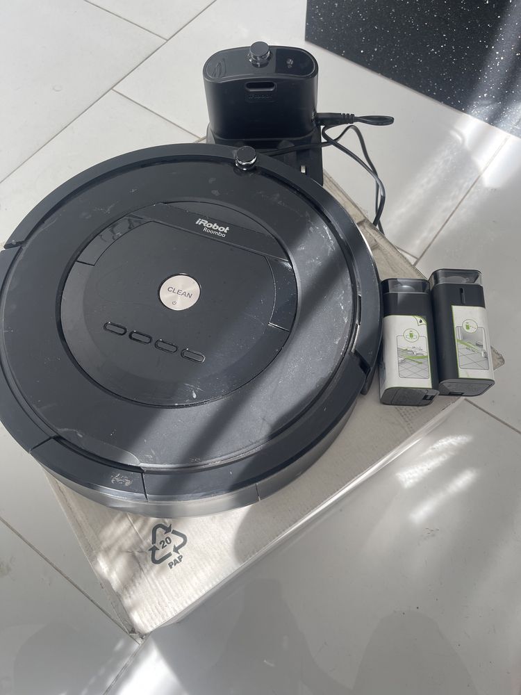 iRobot Roomba 800 series Vacuuming czarny