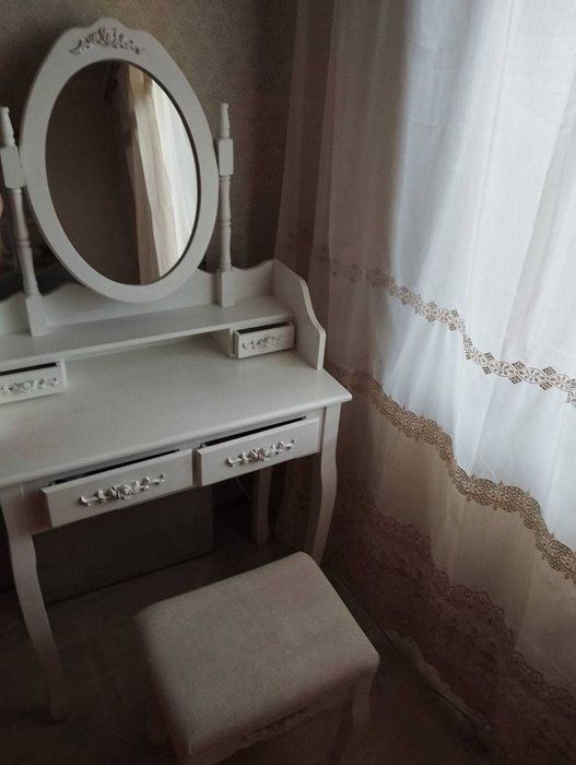 Продам шикарное  трюмо с пуфом