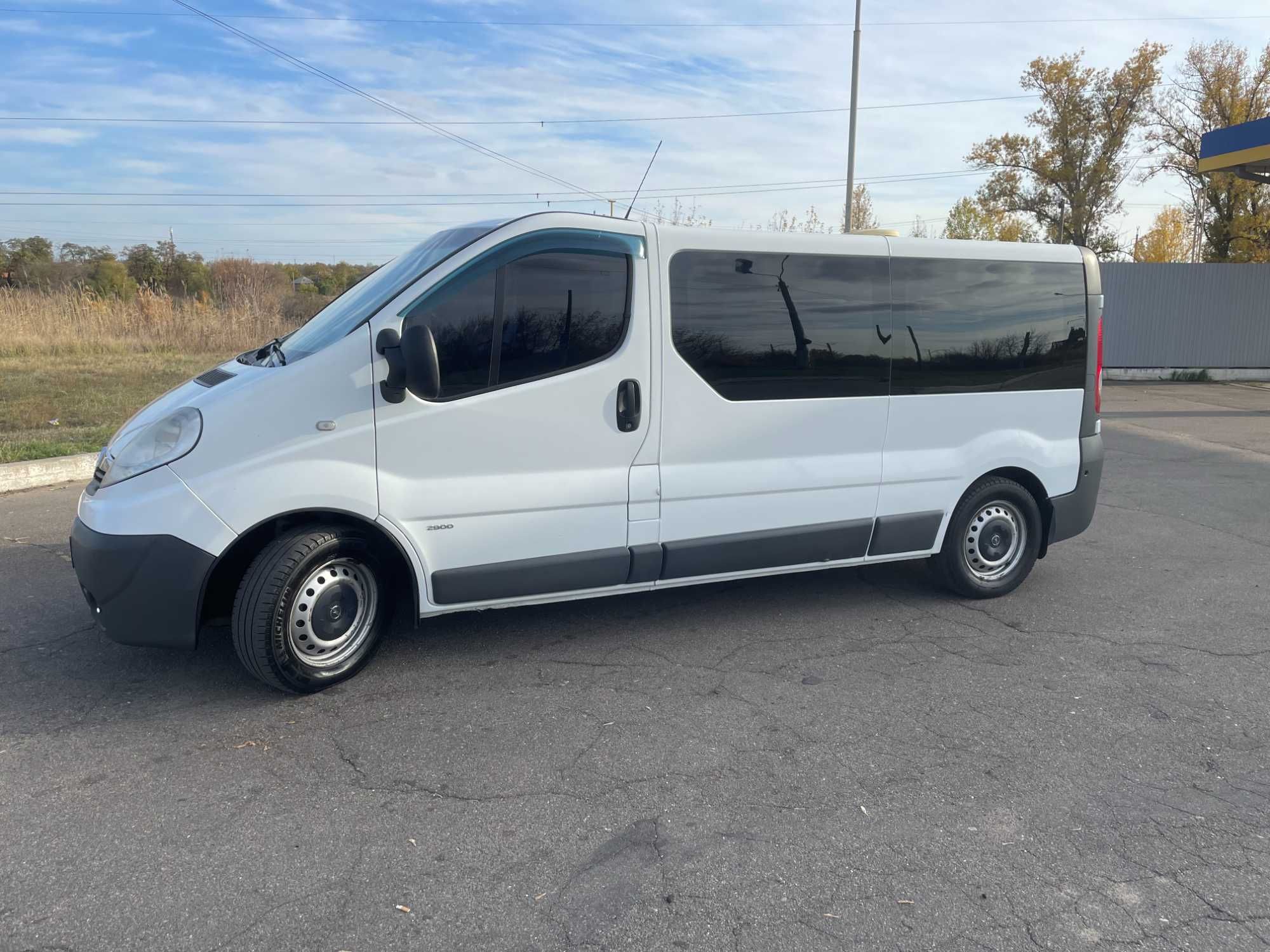 продам мікроавтобус OPEL VIVARO 2013 року
