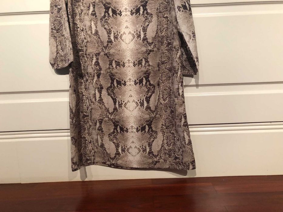 vestido beije com estampado tigreza muito original  MANGO tamanho  S