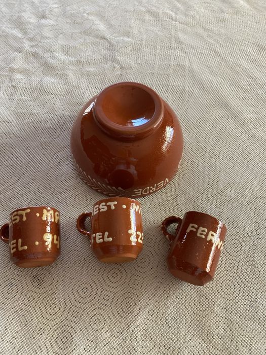 Taça e copinhos em barro