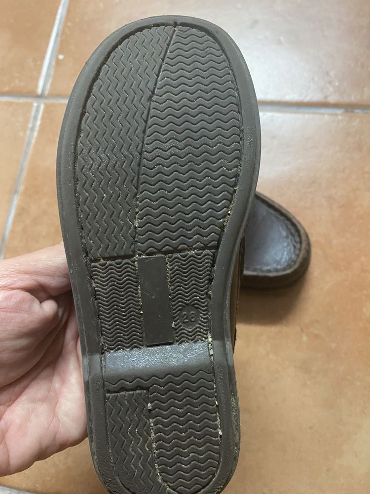 Mocassins castanhos velcro tam 28