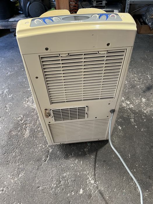 Aparelho de ar condicionado usado sem comando a funcionar    funcio