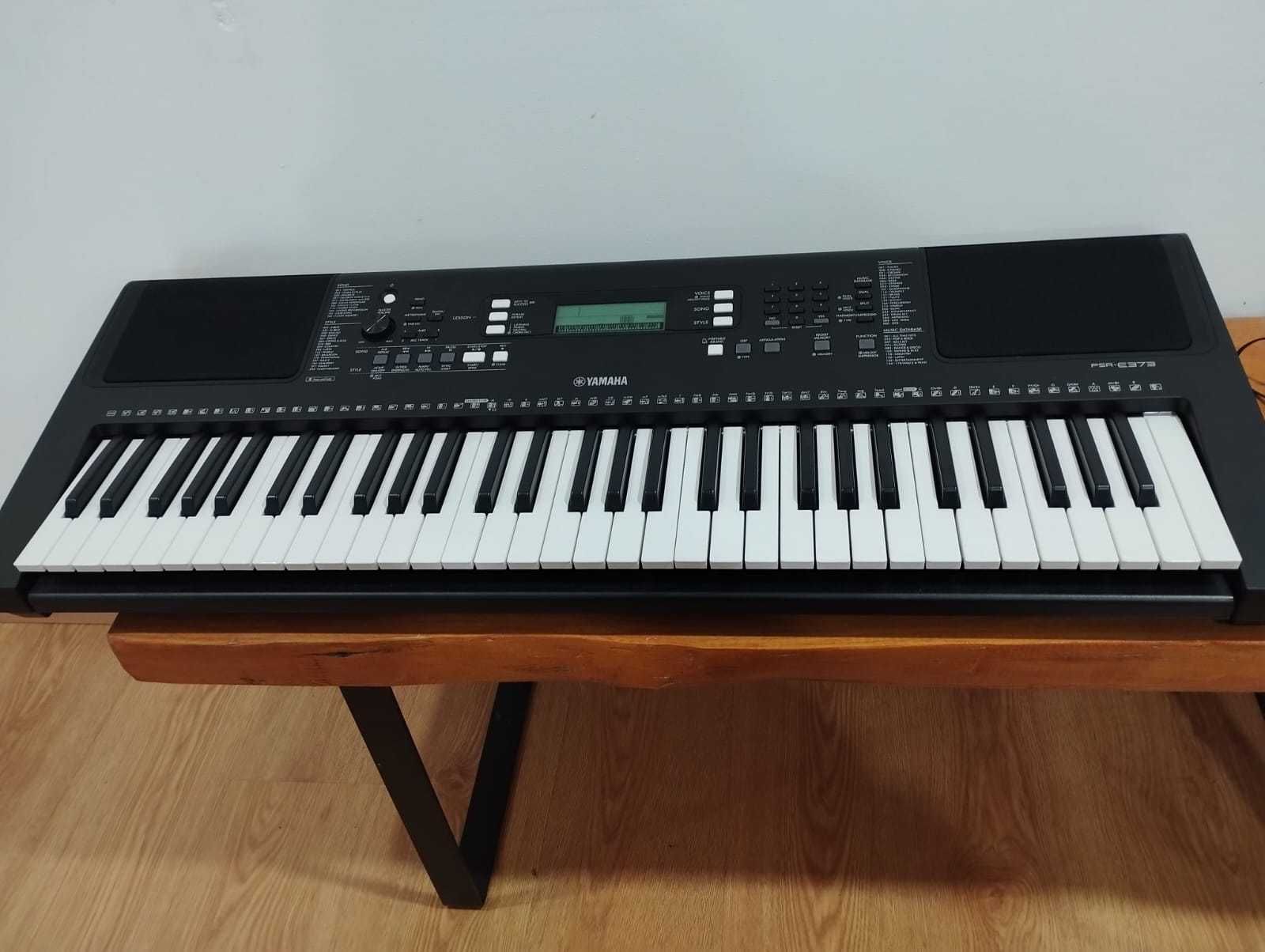 Teclado YAMAHA PSR-E373 novo