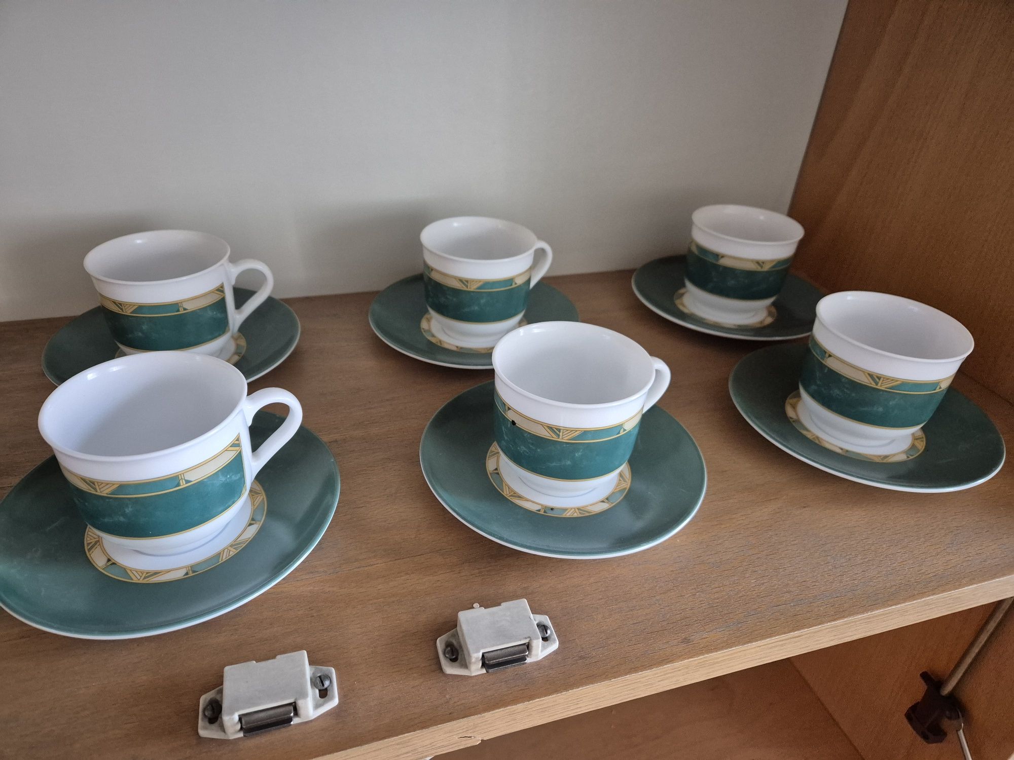 Zestaw filiżanki i talerzyki porcelanowe