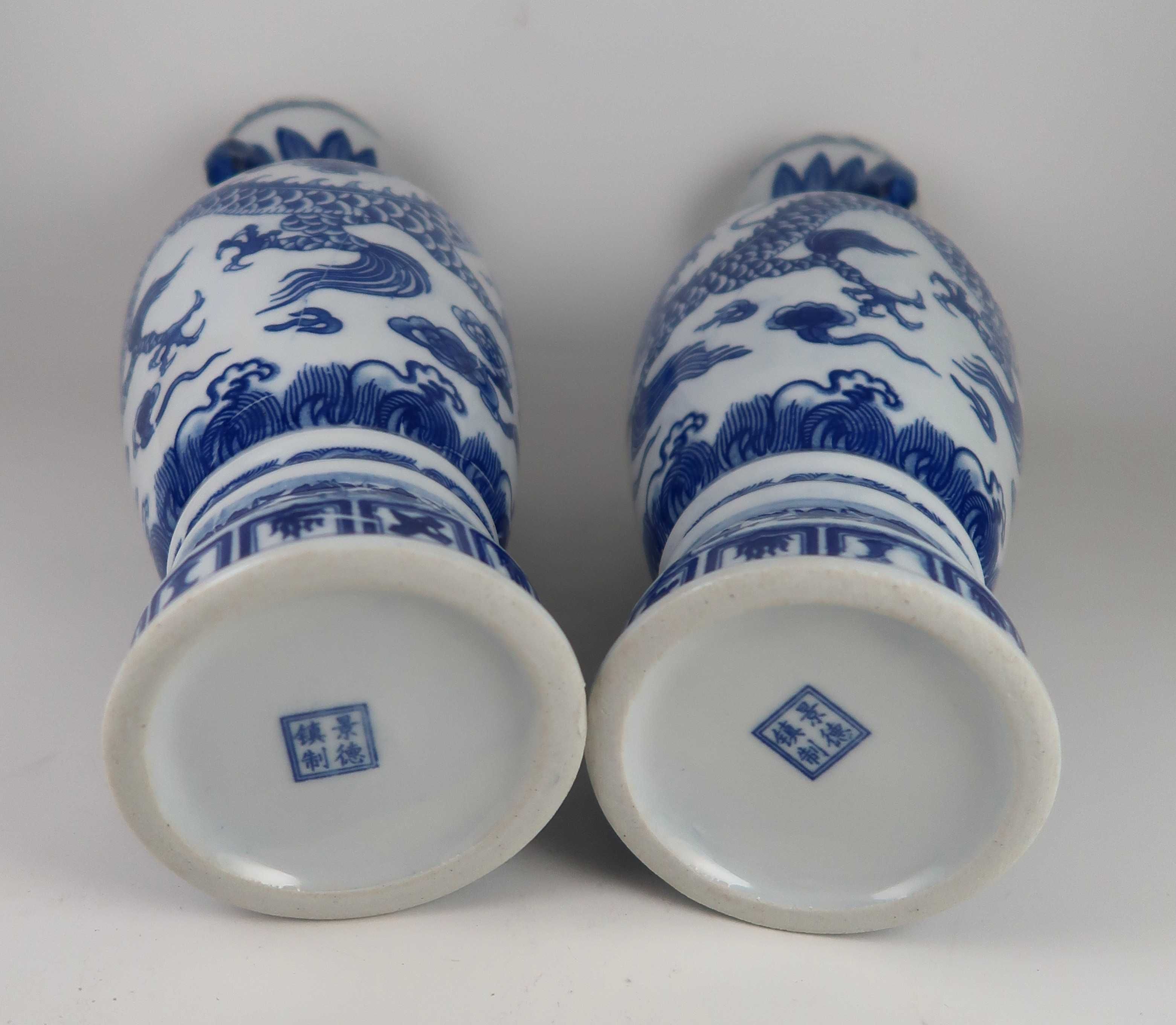 Par de Jarras em porcelana azul e branca da China, Dragões