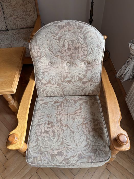 Dębowy zestaw wypoczynkowy sofa z funkcją spania, trzy fotele i stolik