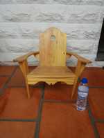 Cadeira de madeira pequena