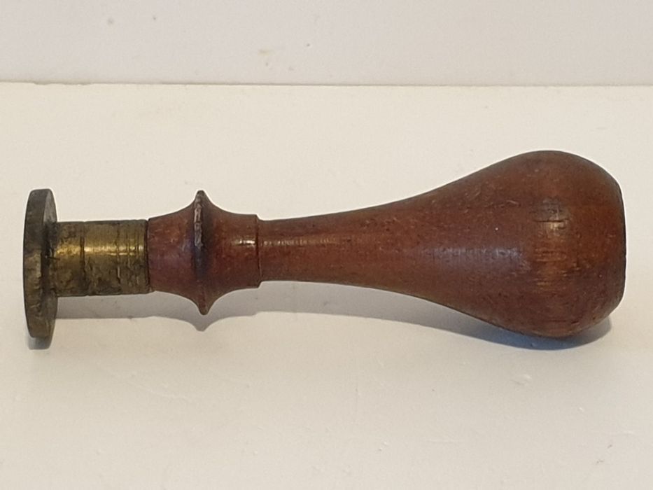 Antigo carimbo de lacre - sinete - com monogramas