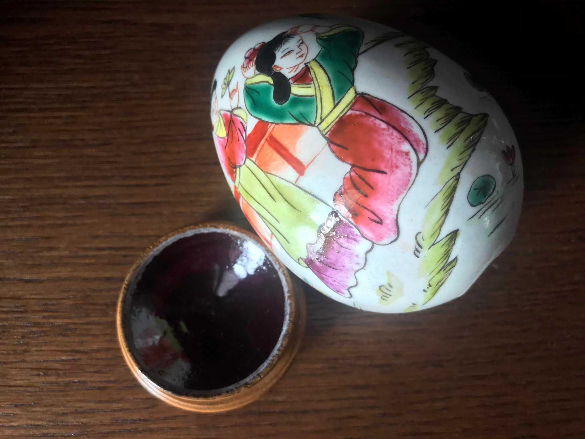 Porcelanowe jajko Japonki na stojaku