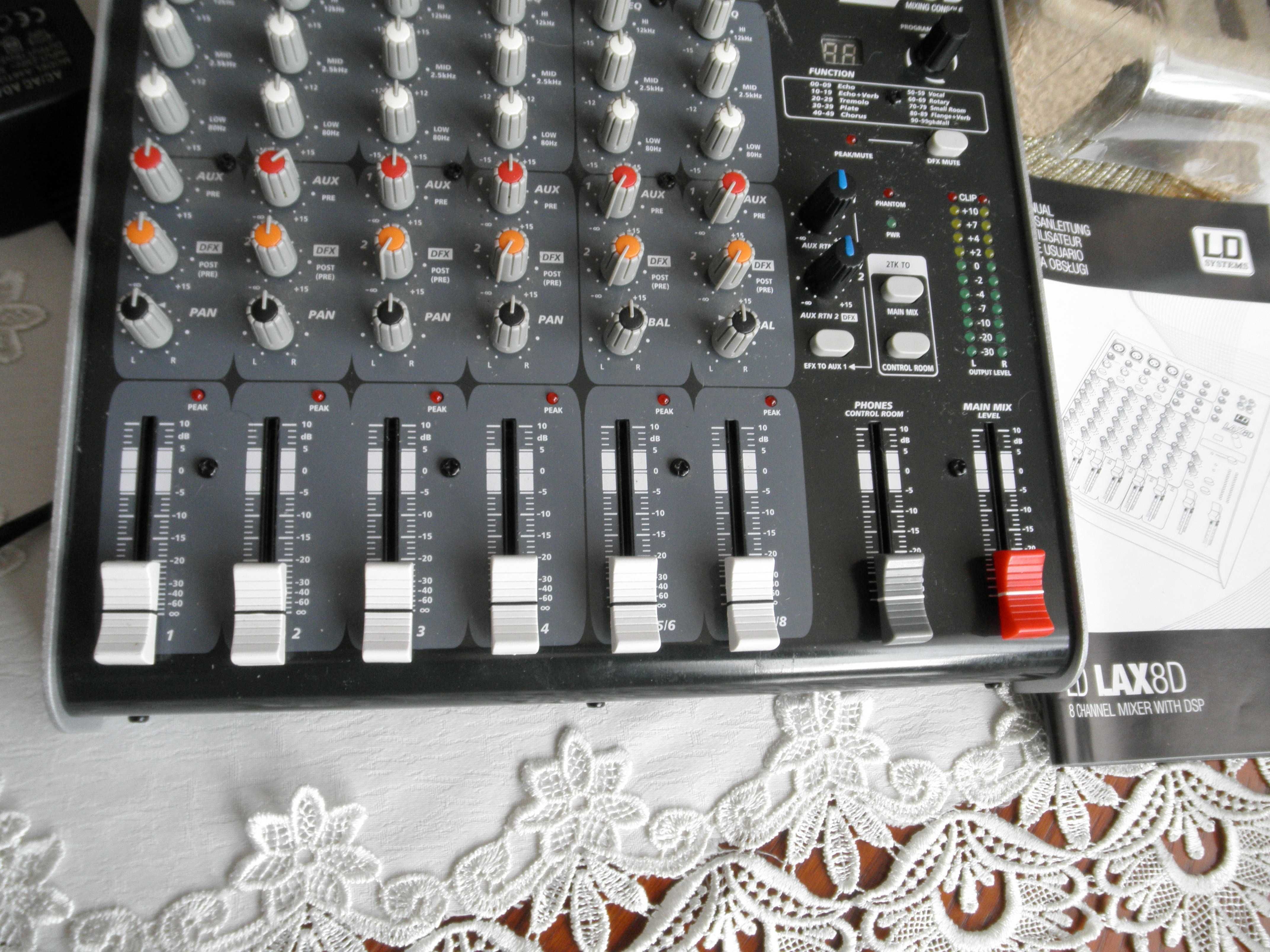 Mikser LD Systems LAX 8 D . Mixer estradowy z pogłosem .