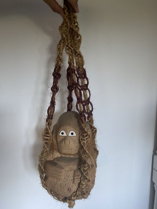 Drewniana ozdoba – Małpka z kokosa w makramie, rękodzieło