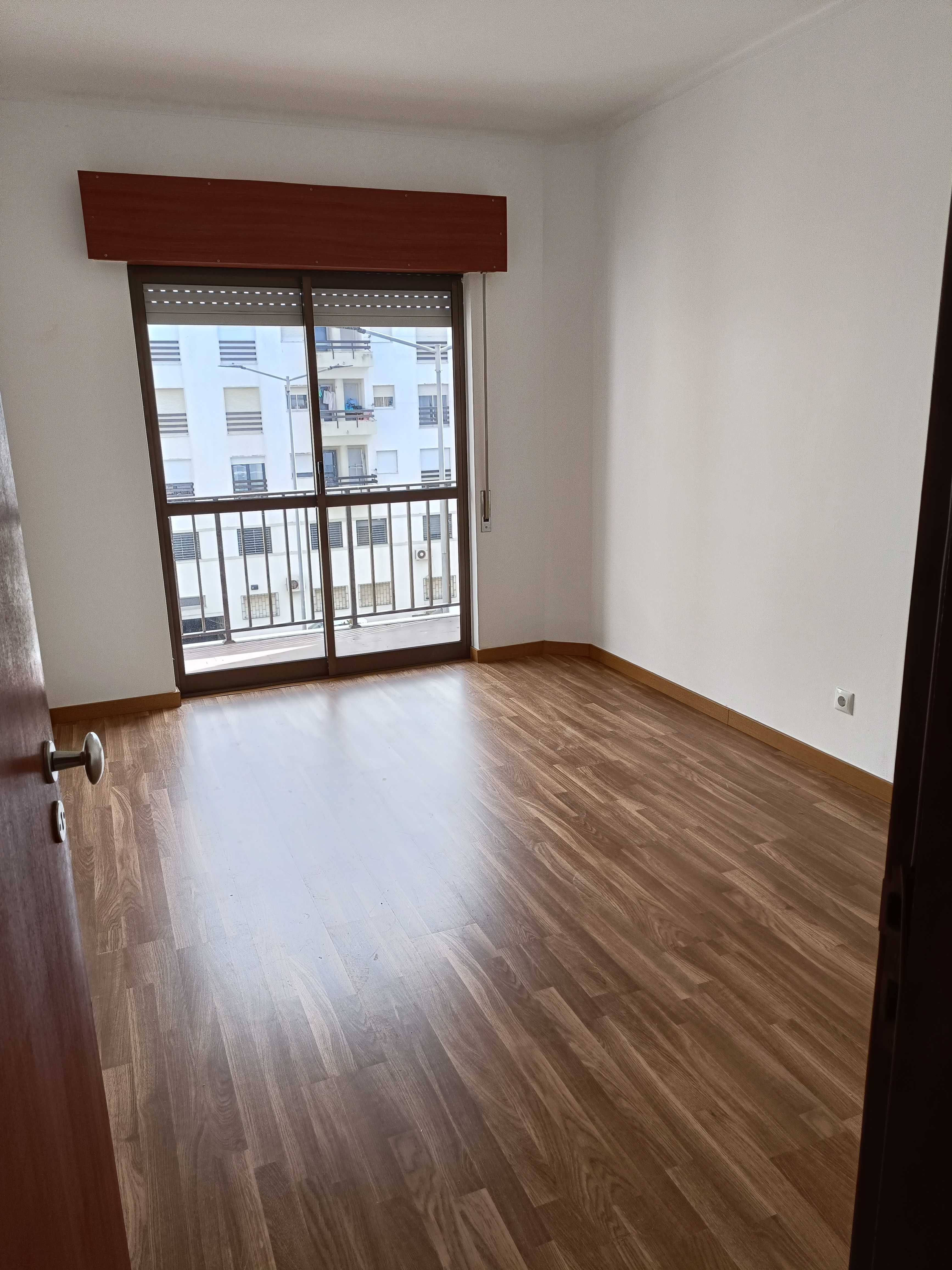 Apartamento T2 no Bairro Afonso Costa – Bom Estado e Varandas