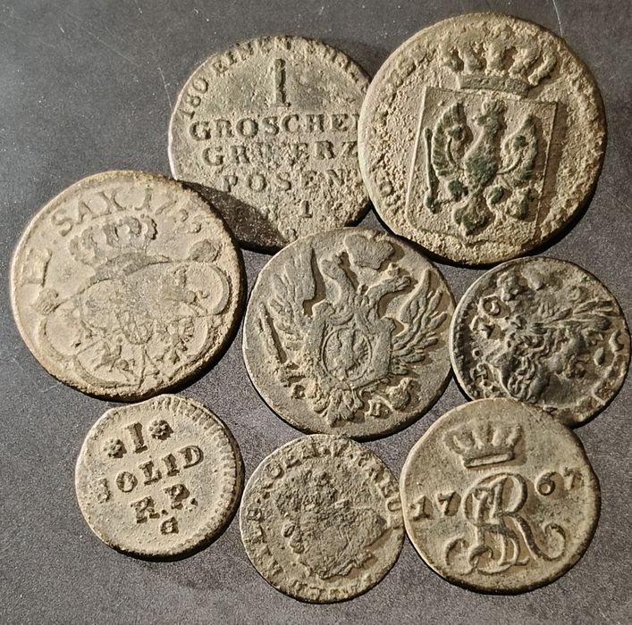 Zestaw starych monet plus guzik