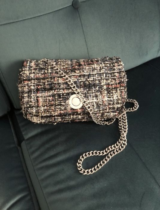 czarna torebka kolorowa pleciona na łańcuszku srebrna kopertówka zara