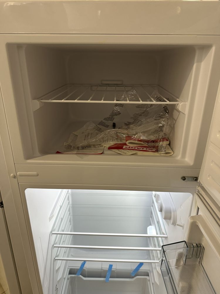 Sharp 143 см 2023 рік холодильник