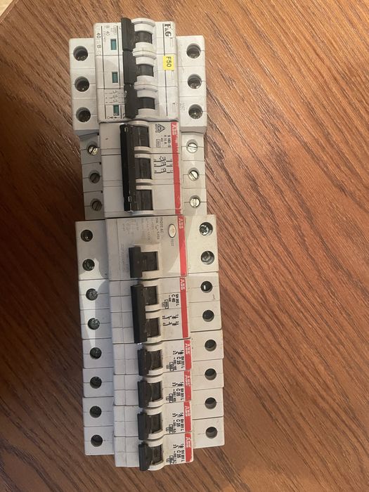 Автоматическиє виключателі в хорошому стані