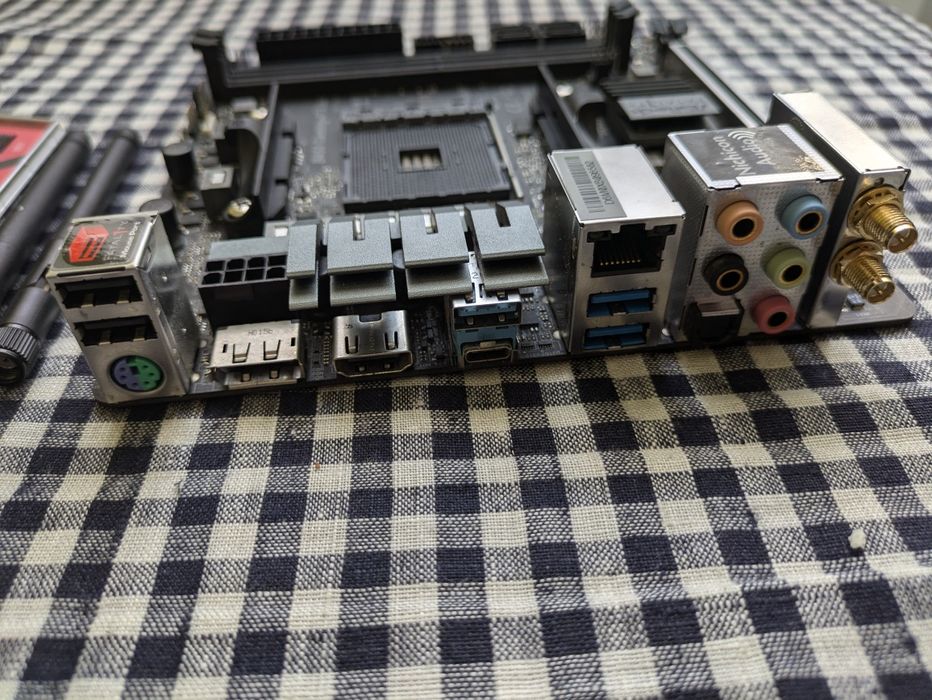 Asrock Fatal1ty B450 ITX/AC топова ітх am4 плата