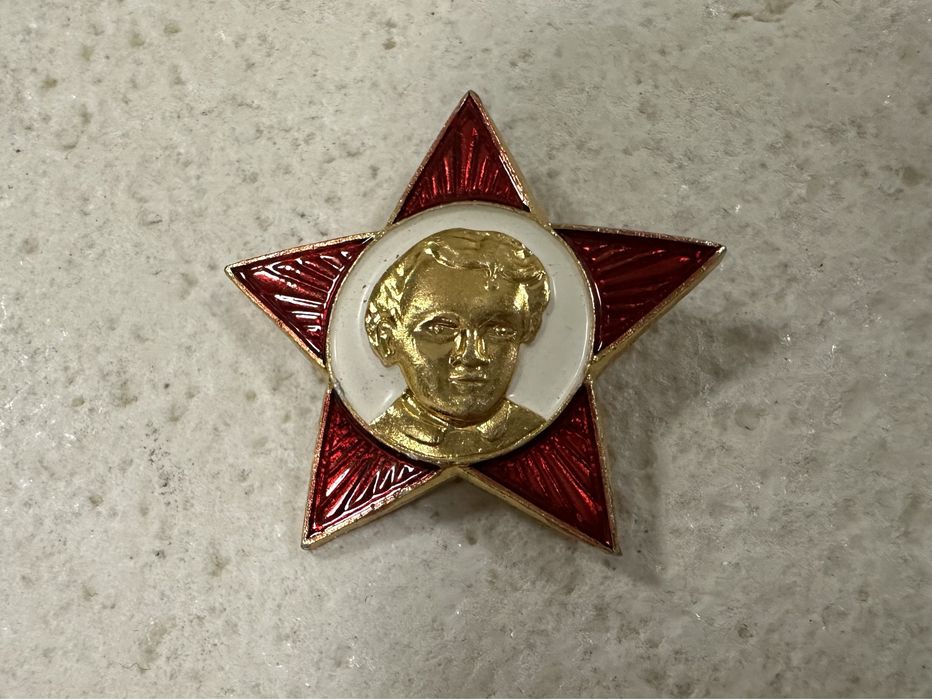 Odznaka z czasów PRL vintage / pin przypinka plakietka