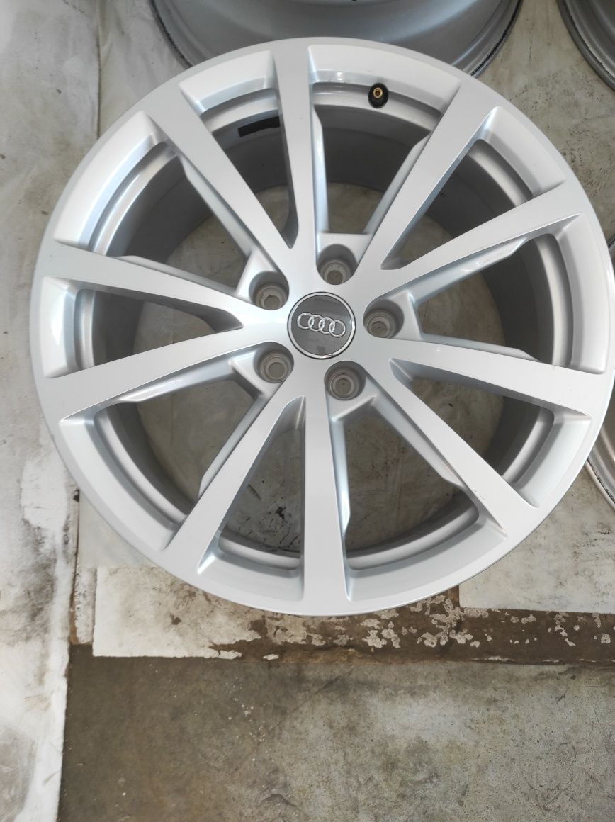 548 Felgi aluminiowe ORYGINAŁ AUDI R 18 5x112 otwór 66,6 Bardzo Ładne