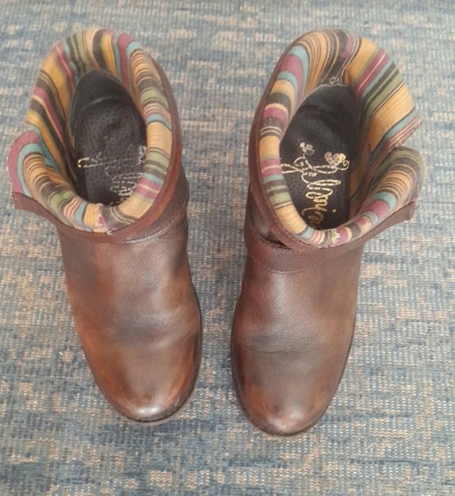 Botins de couro marrom