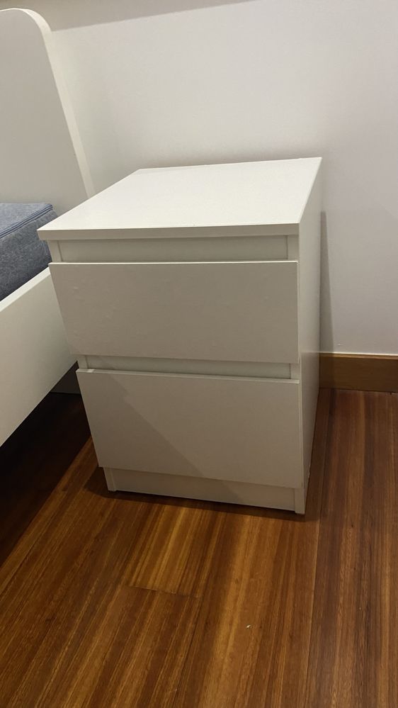 Cama, estrado, colchao e mesas de cabeceira IKEA aglomerado como novos