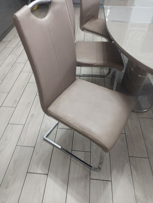 сучасні стільчики та стіл