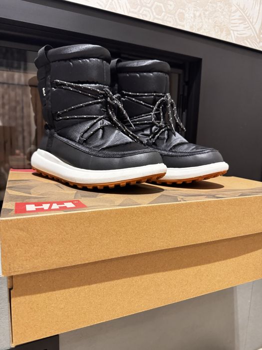 чорне зимове взуття