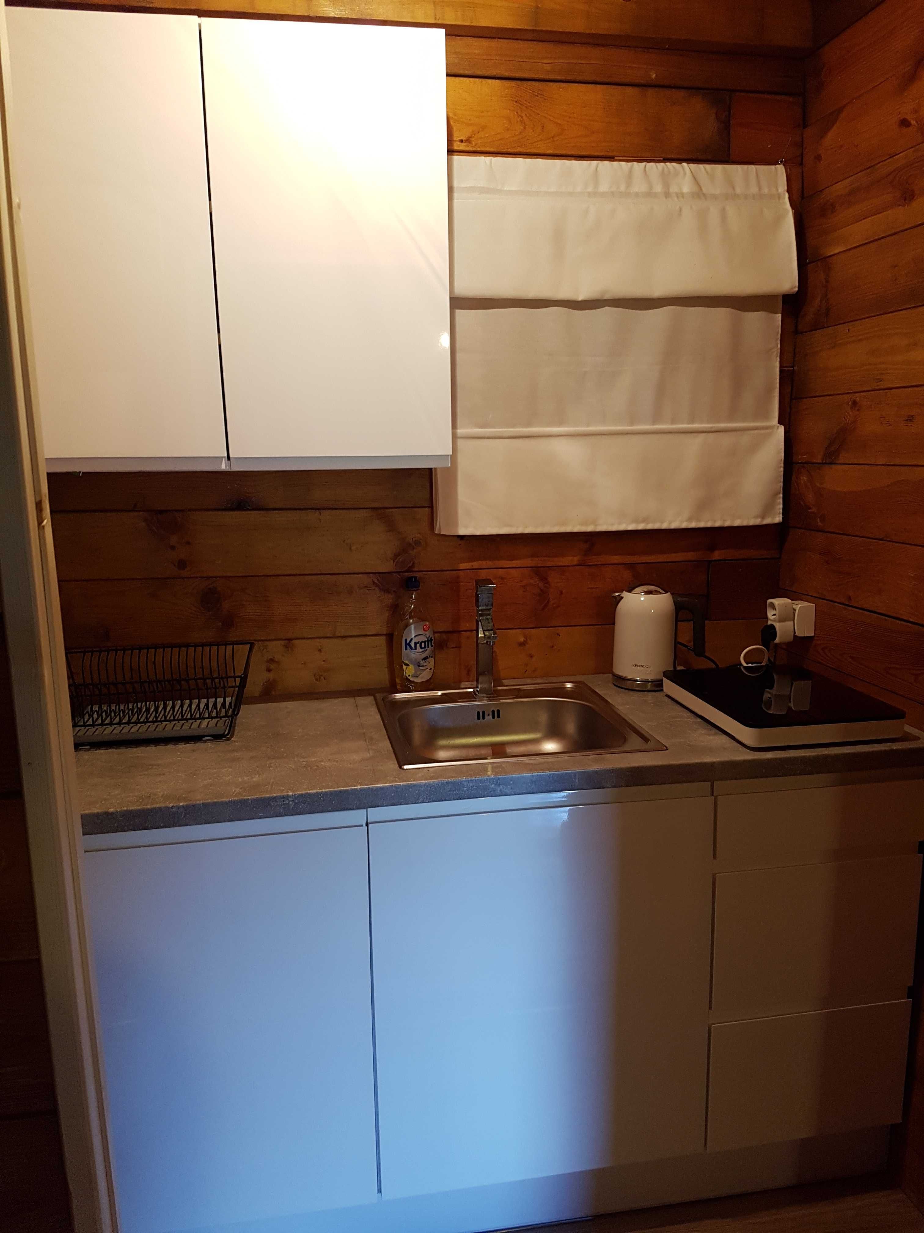 noclegi ogrzewany domek caloroczny na leśnej polanie.