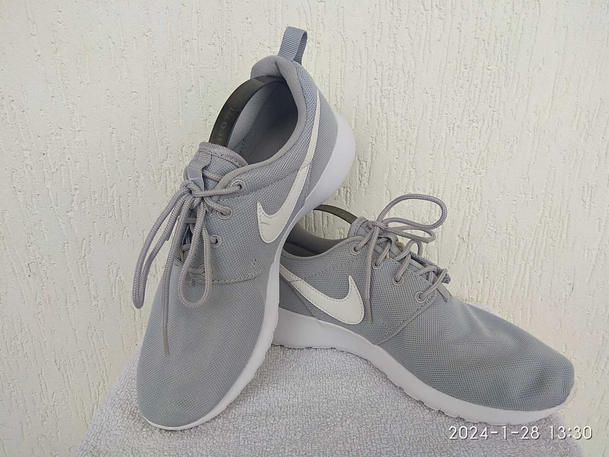 Брендовие текстильние кроссовки Nike р.38