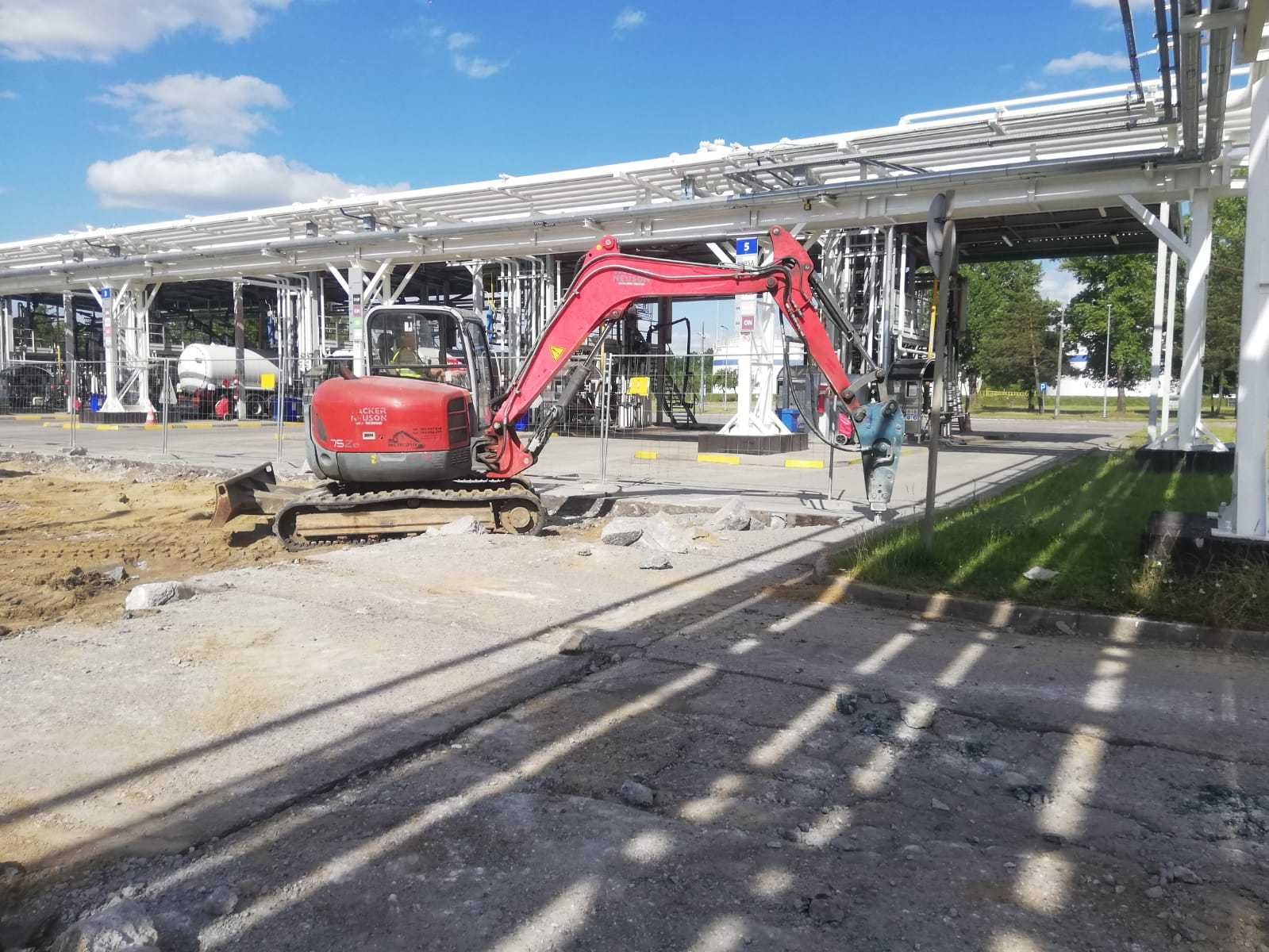 kucie, skuwanie żelbetu koparka z młotem do kucia, wyburzenia