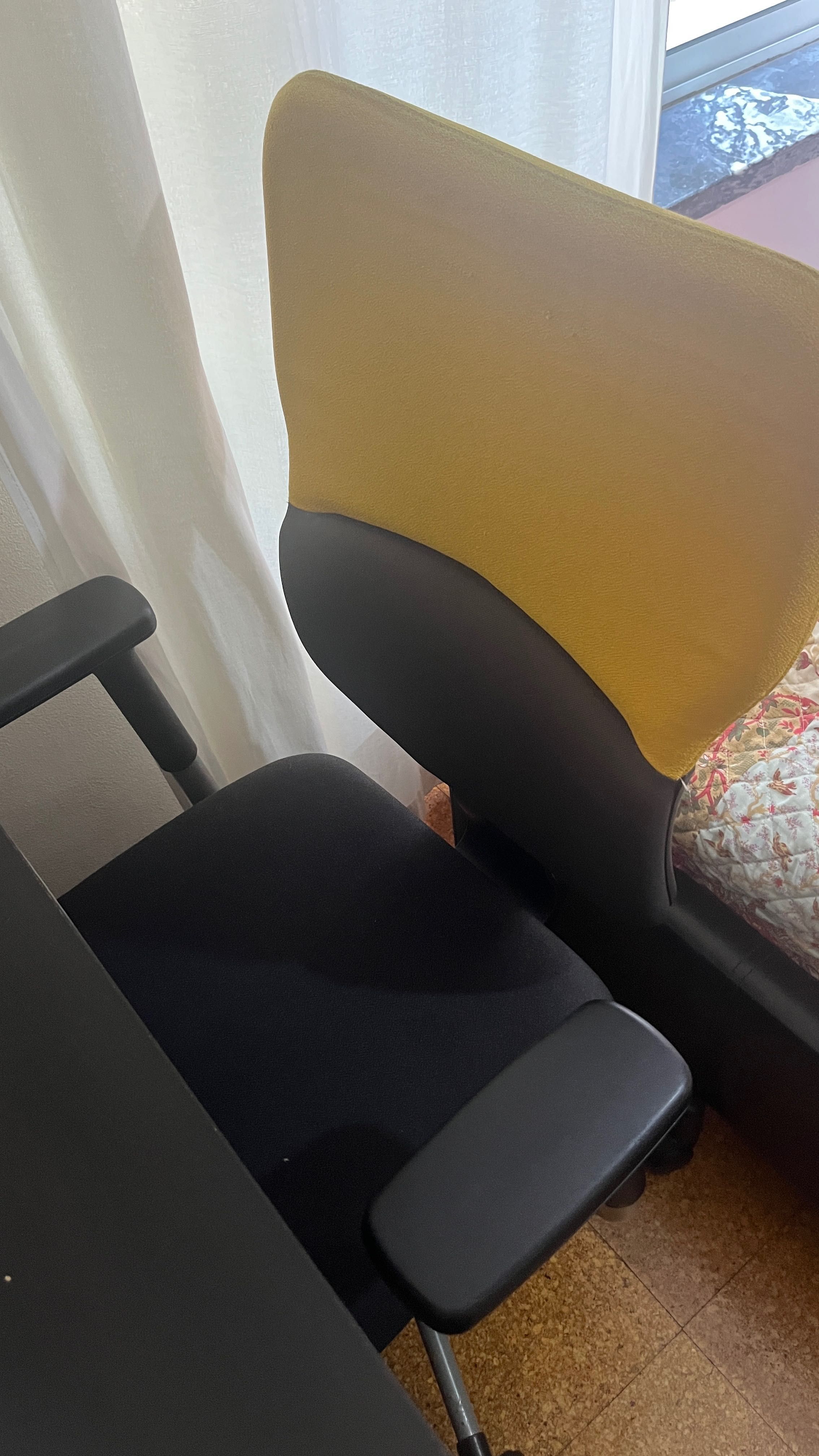 Cadeira de escritório Steelcase ergonómica preta e amarela