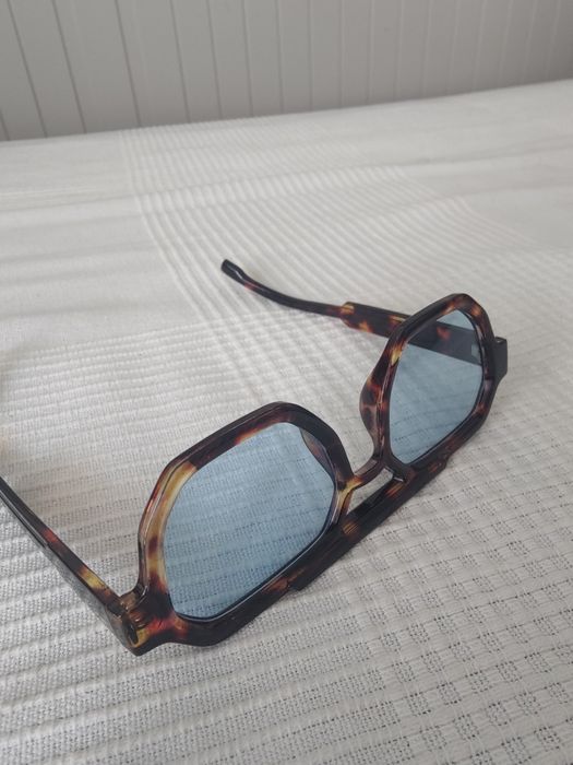 Óculos com lentes azuis claras