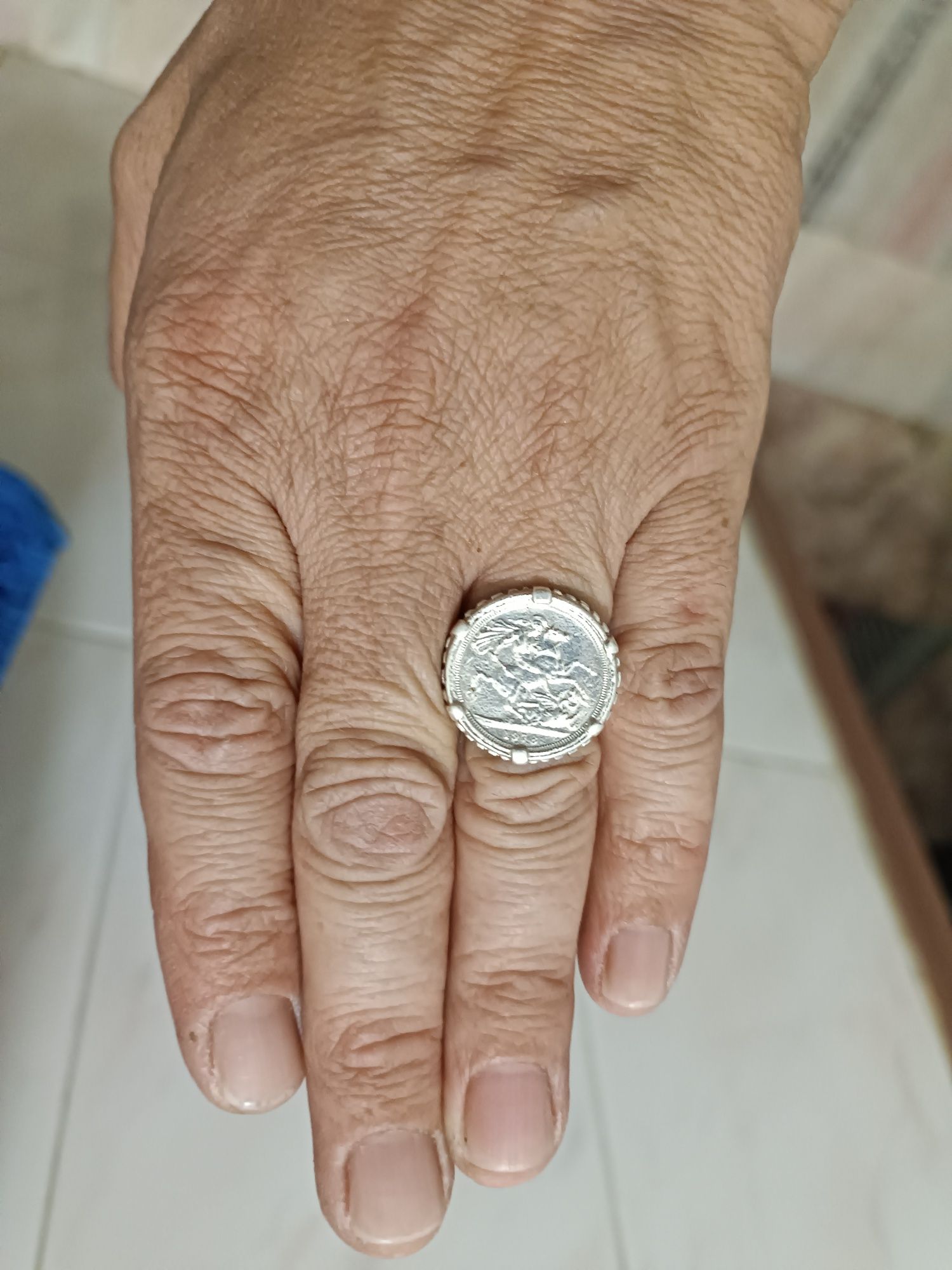 Anel com " libra" em prata.  Masculino